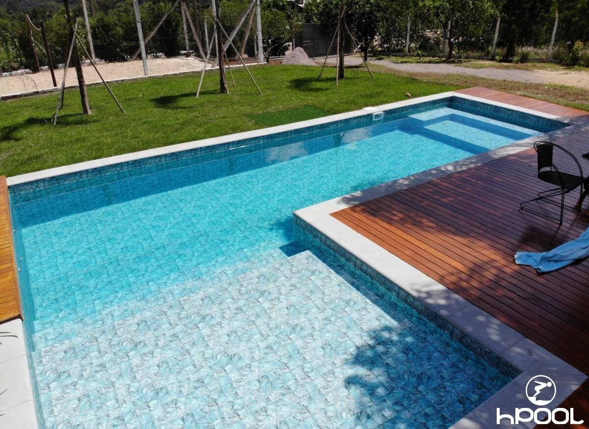 Piscina executada pela HPool com a encosta e a vegetação da serra ao fundo.